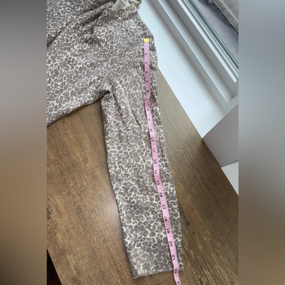 J.McLaughlin Women’s Animal Print 100% Cashmere Sweater Size Large - Picture 6 of 7